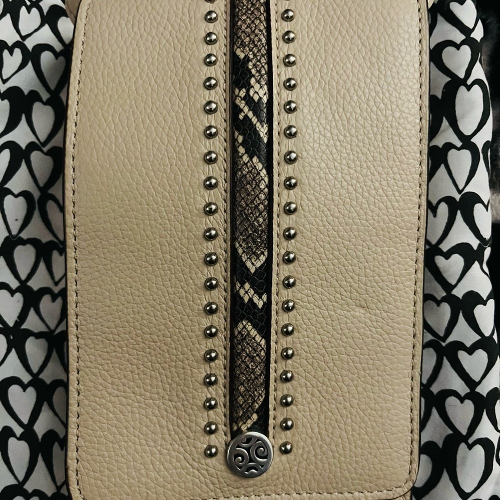 Brighton Pretty tough phone organizer NWT buff color w/ snake embossed accent - Picture 7 of 8